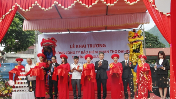 Dai-ichi Life Việt Nam trao 120 suất học bổng cho học sinh vượt khó học giỏi 
